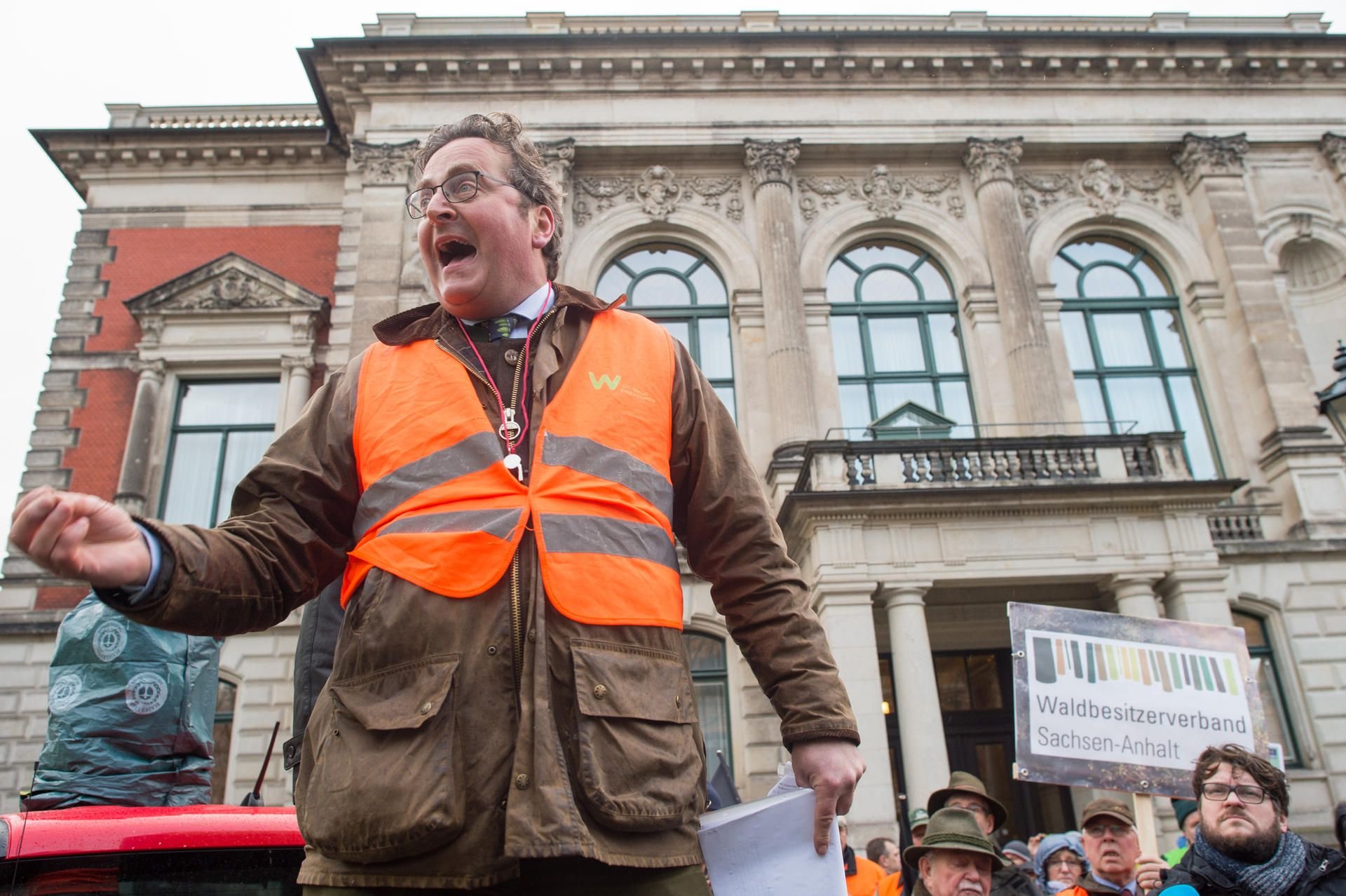 Franz Prinz zu Salm-Salm, Vorsitzender des Waldbesitzerverbandes, spricht vor der Staatskanzlei in Magdeburg zu Demonstranten.