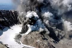 Dichte Rauchwolken stehen über dem Mount St. Helens. (Foto: dpa)