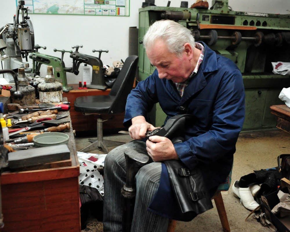 Der 76-jährige Wittenberger Horst Zeiler ist Schuhmacher aus Leidenschaft.