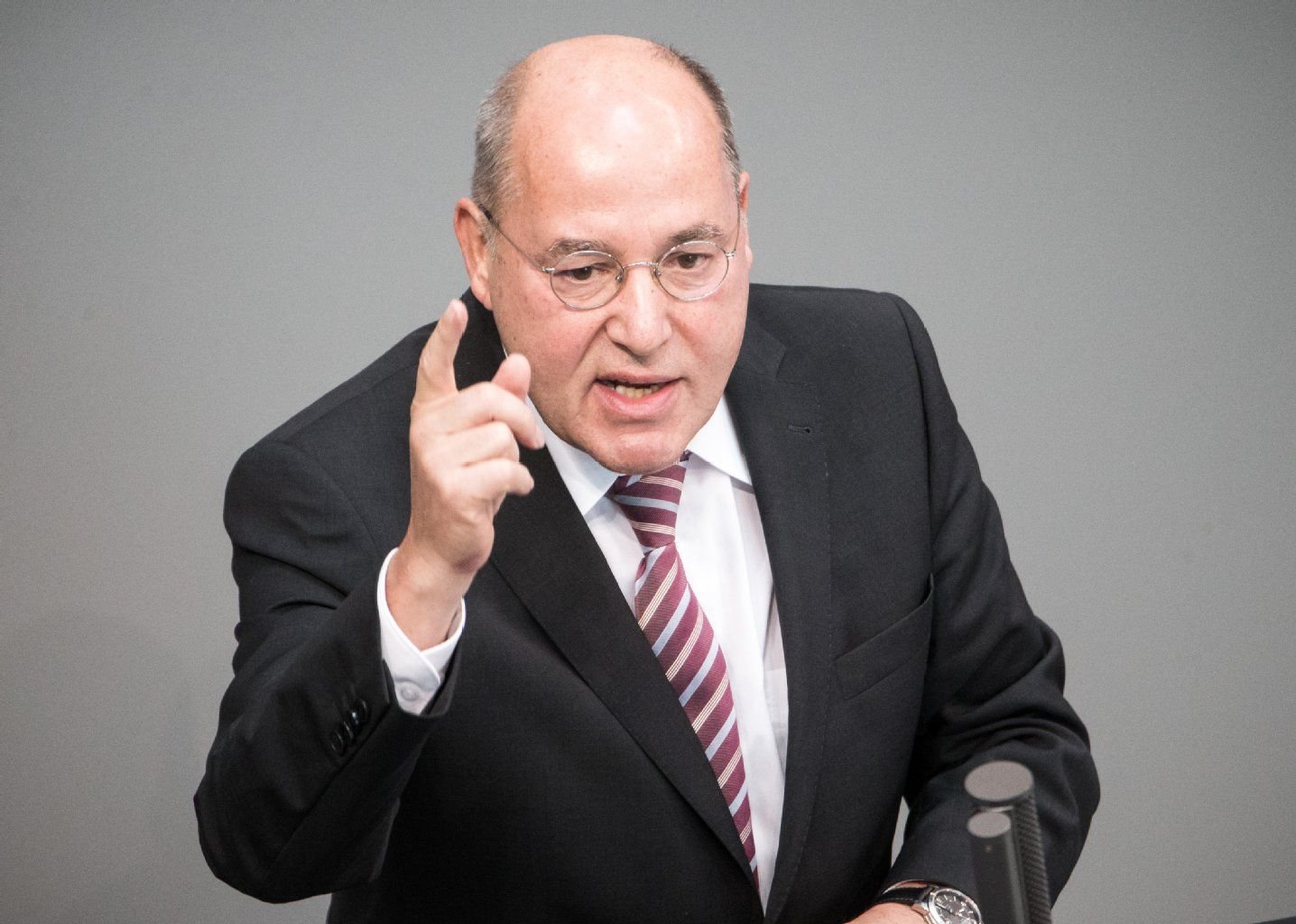 Linken-Fraktionschef Gregor Gysi hat die deutsche Beteiligung am Afghanistan-Einsatz und Waffenlieferungen an Saudi-Arabien kritisiert.