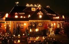 In ein Lichtermeer getaucht steht am Dienstagabend (29.11.2005) das Haus von Sabine und Uwe Bajorat auf der Siemensstraße in Hilden. Der Dachdeckermeister verwandelt bereits seit dem Jahr 1993 sein Haus zur Weihnachtszeit mit hunderten von Lichterketten und über 100000 Lämpchen zu einer Pilgerstätte für kleine und große Weihnachtsfans aus ganz Nordrhein-Westfalen. (Foto: dpa)