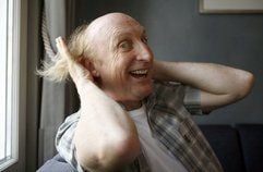 Der deutsche Komiker Otto Waalkes posiert in einem Hotel in Hamburg. (Foto: dpa)