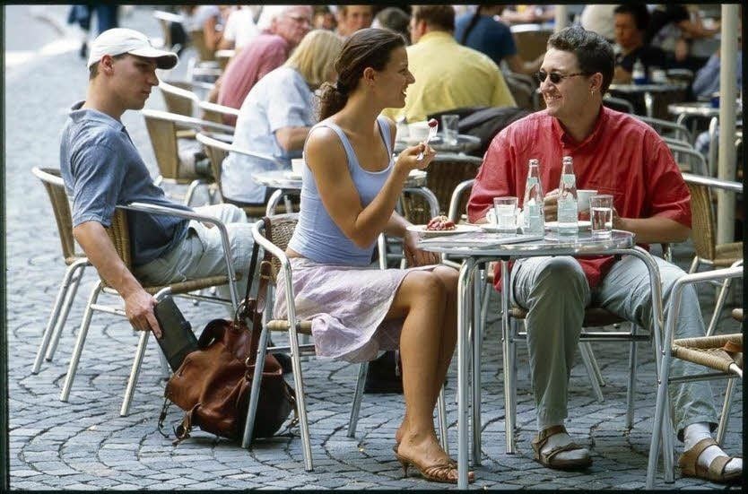 Mit einem Griff der Unachtsamkeit reicht und schon ist alles weg: Bargeld, Zahlungskarten und Papiere. Vor allem in Touristenzentren sollten Urlauber ihre Wertsachen immer im Blick haben. In Restaurants und Läden sollten sie ruhig verlangen, dass das Kartenlesegerät auf der Ladentheke oder am Restauranttisch bedient wird und der Kassierer nicht mit der Karte ins Hinterstübchen verschwindet.