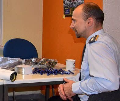 Oberleutnant Christian Kapahnke spricht zu Jugendlichen.