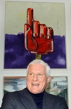 Vor dem Bild «No go home», einem von «Acht Bildern zum Nachdenken, ob´s so weitergeht» aus dem Jahr 1983 von Martin Kippenberger steht der Kunstsammler Friedrich Christian Flick am Donnerstag (09.01.2003) im Museum für Gegenwart, Hamburger Bahnhof, in Berlin. (Foto: dpa)