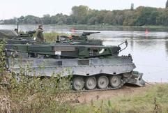 Ein Bundeswehr-Bergepanzer steht am Dienstag am Ufer der Elbe bei Storkau bereit, um einen verunglückten Kampfpanzer zu bergen. (Foto: dpa)