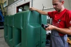 Mitarbeiter Jens Juhrenz kontrolliert in der Roth Umwelttechnik GmbH im sächsischen Bischofswerda die Wanddicke an einem 3.000 Liter Regenwasserbehälter. (Foto: ddp)