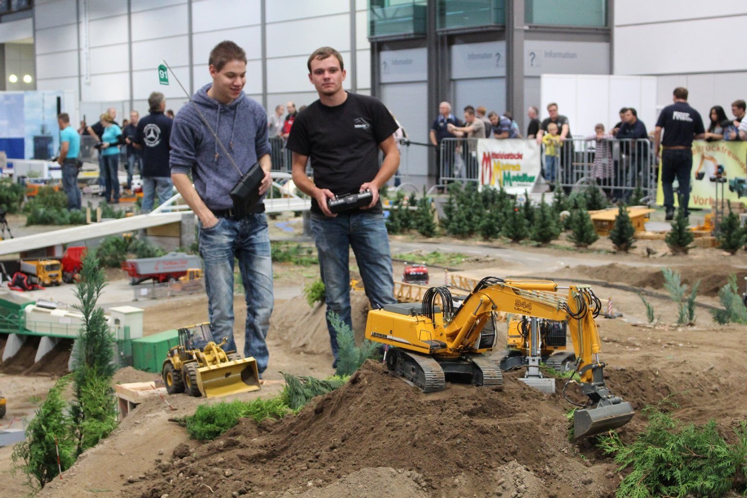Modelle zu Wasser, zu Lande und zu Luft, die neuesten Brettspiele und kreative Bastelworkshops gab am Wochenende während der Messe Hobby-Freizeit-Spiel in Leipzig zu erleben.