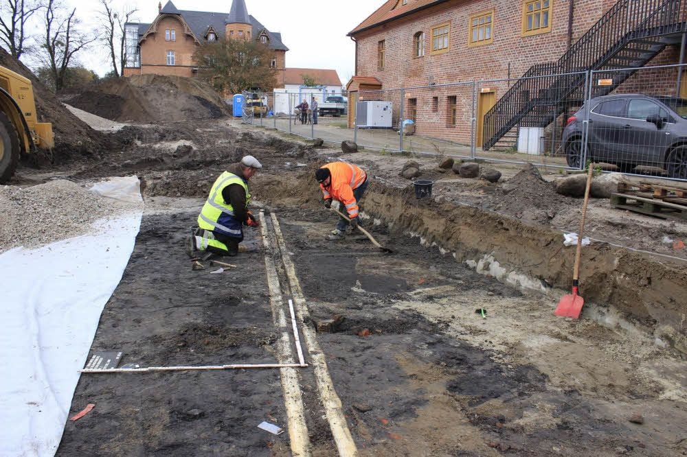 Auf dem Gelände des Schlossgutes in Altlandsberg finden Tiefbauarbeiten unter archäologischer Baubegleitung und Dokumentation statt. Dabei wurde der Münzschatz gefunden.