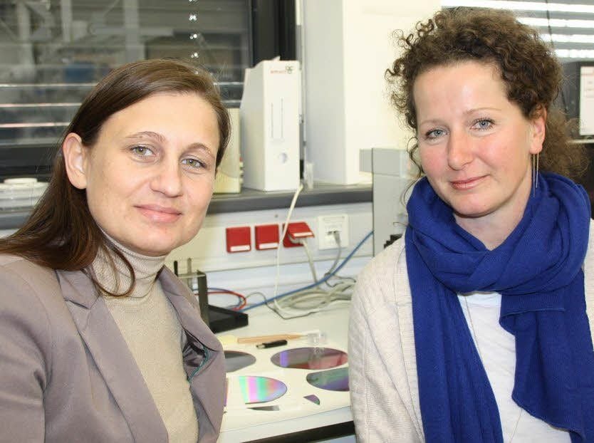 Monika Lelonek (links) und Petra Göring produzieren Membranen, die nur nanometergroße Poren haben. Dass die „Behandlung“ erfolgreich war, zeigen die Regenbogenfarben auf den Scheiben (Mitte).