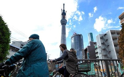 Noch in der Bauphase, aber schon jetzt der höchste Fernsehturm der Welt: der Sky Tree in Tokio. (FOTO: DPA)