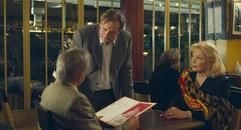 Der Schauspieler Gerard Depardieu (M) steht in dem Filmsegment «Quartier Latin» des neuen Kinofilms «Paris je t'aime» an dem Tisch von Ben Gazzara (l) und Gena Rowlands (undatierte Filmszene). (Foto: dpa)