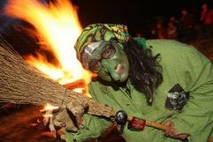 Eine «Hexe» posiertvor dem Lagerfeuer in Schierke. Zum Walpurgisfest zog es wieder zehntausende Besucher in den Harz. (Foto: dpa)