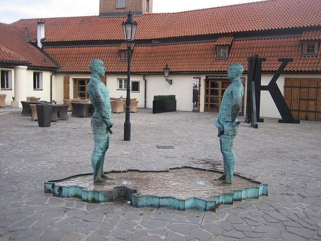 Die Statuen von David Cerny vor dem Franz-Kafka-Museum urinieren auf die Umrisse Tschechiens.