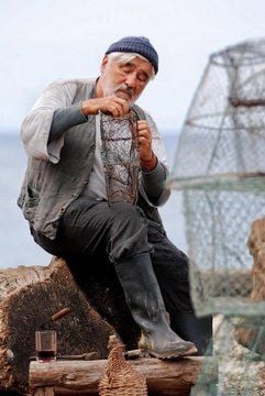 Der Fischer Gorian (Mario Adorf) arbeitet an einer Fischreuse. Der Film «Die Rote Zora» erzählt die Geschichte des 12-jährigen Branko, der sich um 1930 an der kroatischen Adriaküste auf die Suche nach seinem Vater begibt und dabei auf das faszinierende rothaarige Mädchen trifft, das die Obrigkeit in Atem hält. (Foto: dpa)