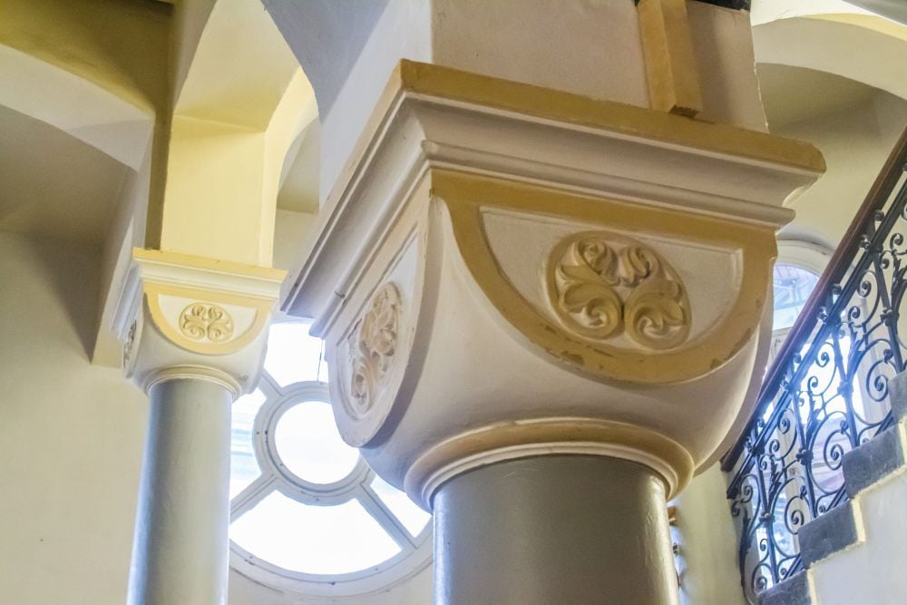 So schlicht sahen die Abschlüsse der Säulen im Treppenhaus vor 130 Jahren nicht aus. Tatsächlich fand sich hie und da sogar kräftiges Rot.