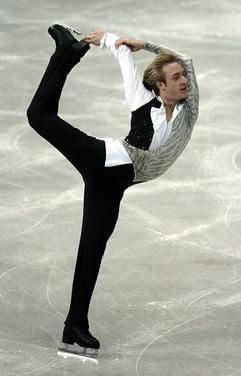 Der amtierende Eiskunstlauf-Weltmeister Evgeni Pluschenko (Russland) zeigt eine Figur bei der Qualifikation der Eiskunstlauf-WM am Montag (22.03.2004) in der Westfalenhalle in Dortmund. Bis zum 28.03. kämpfen 131 Starter aus 43 Ländern um die Weltmeistertitel. Die ersten Medaillen werden am Mittwoch (24.03.) bei der Paarlauf-Entscheidung vergeben. (Foto: dpa)