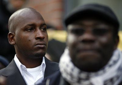 Der Bruder des getöteten Afrikaners Oury Jalloh, Mamadou Saliou Diallo spricht vor dem Landgericht in Dessau-Roßlau in Mikrofone am Rande der Gerichtsverhandlung um den Feuertod von Oury Jalloh im Jahr 2005 in einer Polizeizelle. (FOTO: DPA)