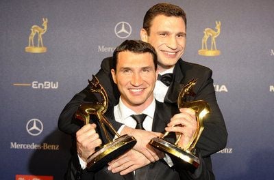 Die Boxer Vitali und Wladimir Klitschko posieren in Potsdam bei der Bambi-Verleihung mit ihren Bambis. (FOTO: DDP)