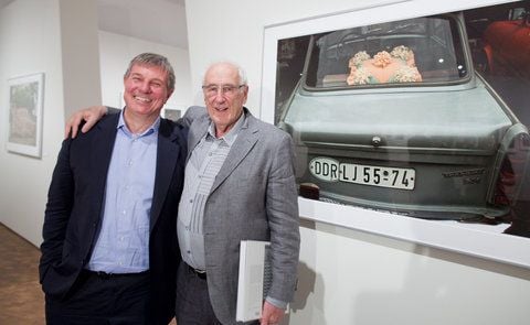 Die Fotografen Daniel Biskup (li.) und Thomas Hoepker (re.) stehen am in Berlin vor einem Bild von Thomas Hoepker in der Ausstellung «Über Leben» im Deutschen Historischen Museum. (FOTO: DPA)