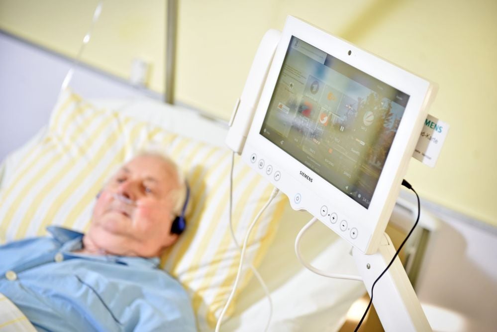 Patienten wie Rolf Steuer können im Bitterfelder Klinikum auf ein neues Entertainmentsystem zugreifen.