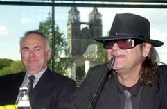 Sachsen-Anhalts Ministerpräsident Wolfgang Böhmer (CDU,l) und der Rockstar Udo Lindenberg lachen am Mittwoch (10.09.2003) in Magdeburg gemeinsam auf einer Pressekonferenz. Mit einem selbst gestalteten «Sonderzug aus Pankow» will Udo Lindenberg (57) am Tag der Deutschen Einheit eine symbolische Mauer zum Einsturz bringen. (Foto: dpa)