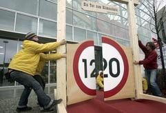 Ein «Tor zum Klimaschutz» stellen Greenpeace-Aktivisten vor der CDU-Zentrale in Berlin auf. Für ein allgemeines Tempolimit von 120 Stundenkilometern auf Autobahnen und einem damit verbundenen geringeren CO2-Ausstoß setzt sich die Umweltorganisation vor dem Konrad-Adenauer-Haus in der Bundeshauptstadt ein. (Foto: dpa)
