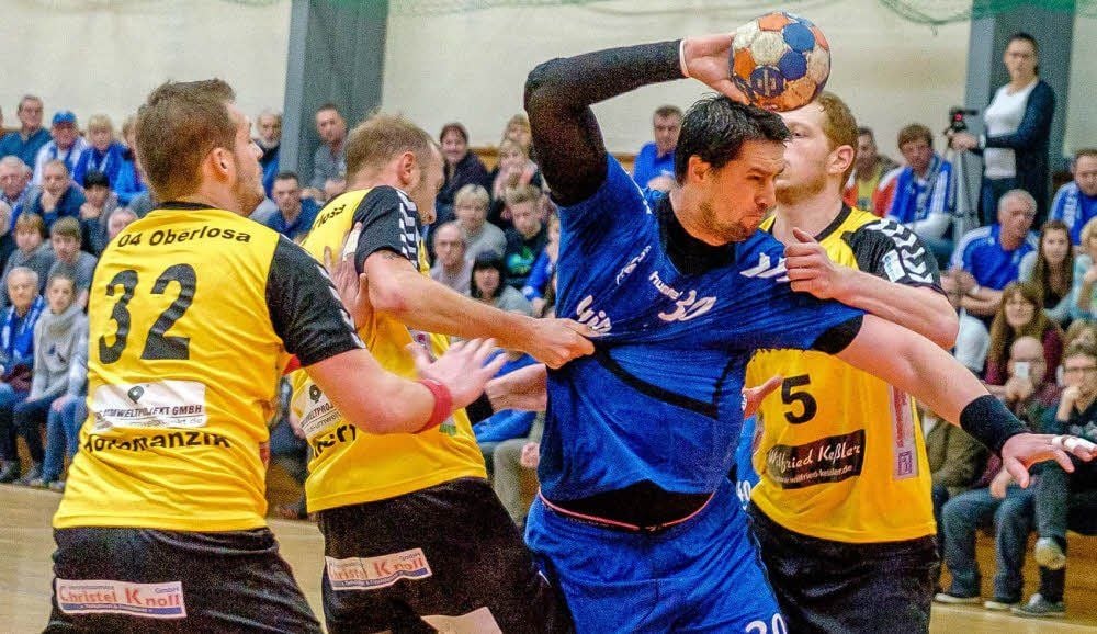 Christian Telehuz (am Ball) erwartet mit den Oberliga-Handballern von TuS 1947 Radis am Sonnabend um 18 Uhr die HSG Freiberg.