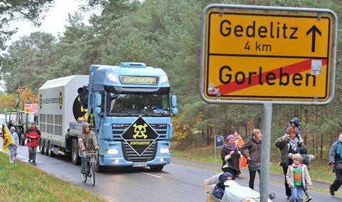 Mit einer Castor-Attrappe auf der Ladefläche fährt ein Lkw nahe der niedersächsischen Ortschaft Gorleben (Kreis Lüchow-Dannenberg). (FOTO: DPA)