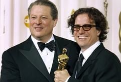 Al Gore (l.) und Davis Guggenheim mit ihrem Oscar für den Dokumentarfilm «An Incovenient Truth». (Foto: dpa)