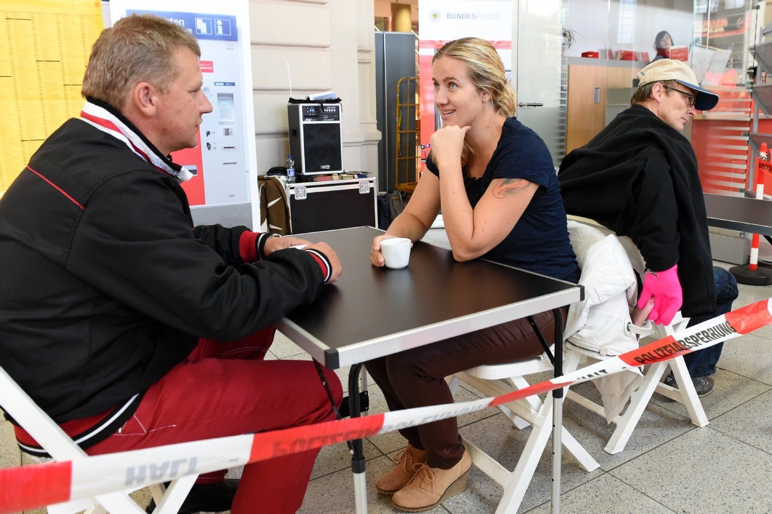 Die Polizei informiert Passanten auf dem halleschen Hauptbahnhof über Taschendiebstahl und stellt dafür klassische Diebstahlsituationen nach.