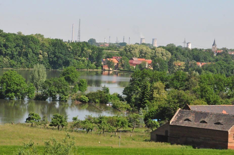 Riesige Seen stehen noch zwischen Weißenfels und Großkorbetha im Saaletal.
