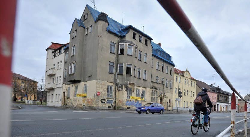 Der neue Haus-Eigentümer hat mit den Aufräumarbeiten in der Bismarckstraße 8 in Bitterfeld begonnen.