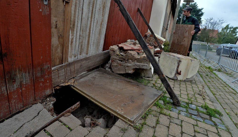 Die Bretter über dem Loch in der Friedhofstraße in Drohndorf gewähren nur wenig Einblick in den großen Hohlraum darunter.