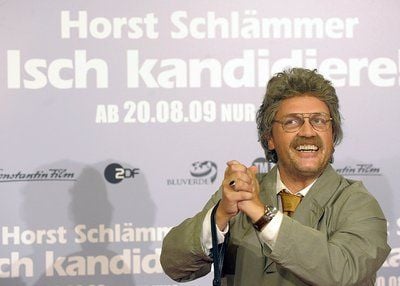Der Entertainer und Schauspieler Hape Kerkeling als Horst Schlämmer posiert in Berlin während eines Fototermins zum Film «Horst Schlämmer - Isch kandidiere!» vor einem Filmplakat. (FOTO: DPA)