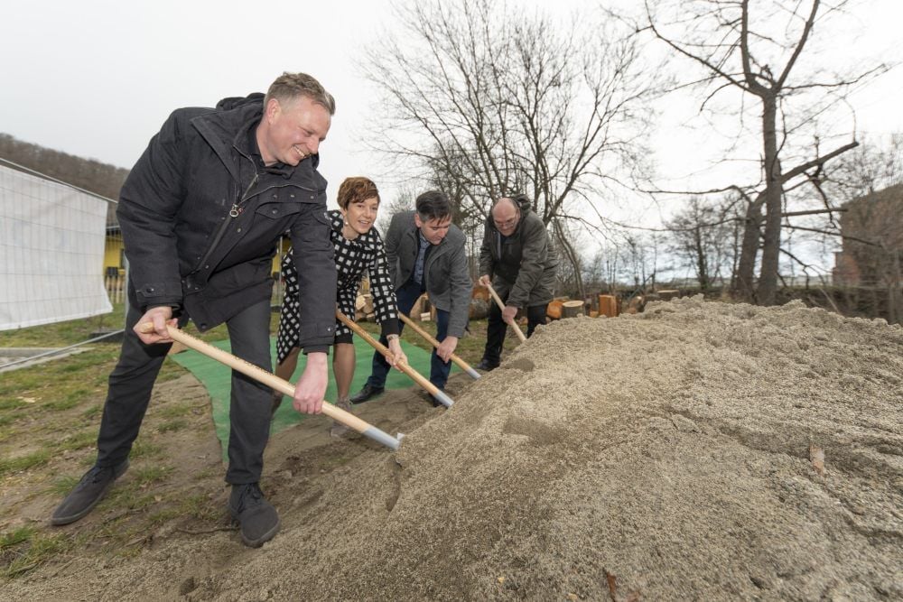 André Drachau, Pamela Groll, Thomas Balcerowski und Hans-Peter Brinkmann (v.l.n.r.) beim Spatenstich zur neuen Bodekeilerbrücke in Thale.
