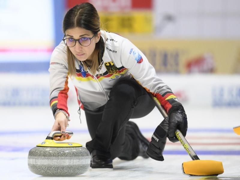 Skip Daniela Jentsch spielt einen Stein. Foto: Gian Ehrenzeller/KEYSTONE