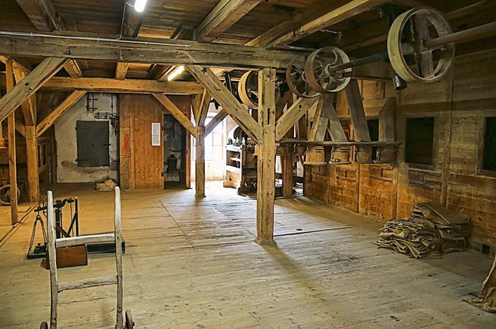 Im Innenraum der Dampfmühle in Gerbstedt befinden sich noch zahlreiche historische Gerätschaften.