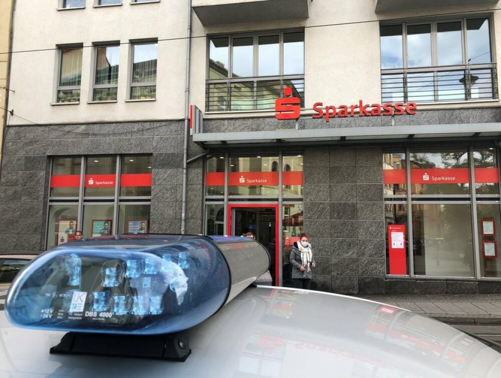 Nach dem Vorfall am 2. November stand ein Polizeiauto vor der Bank. Nun bewacht aber ein privater Sicherheitsdienst die Sparkasse.