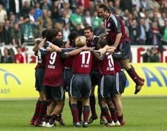 Die Spieler des FC Bayern jubeln nach dem Abpfiff über ihren vorzeitig errungenen Meisterschaftstitel. (Foto: dpa)