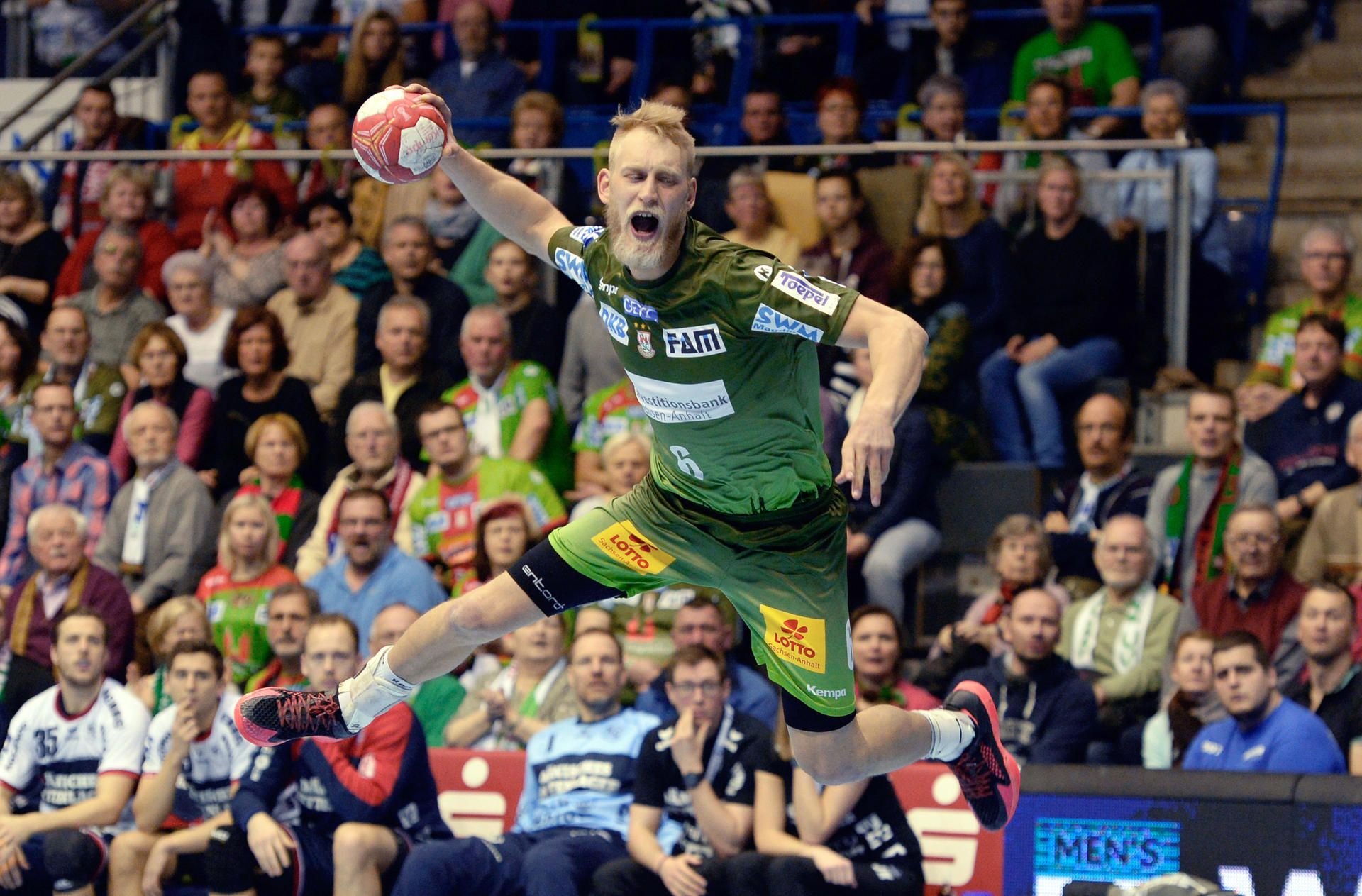 Der Magdburger Spieler Matthias Musche wirft den Ball auf das Tor.
