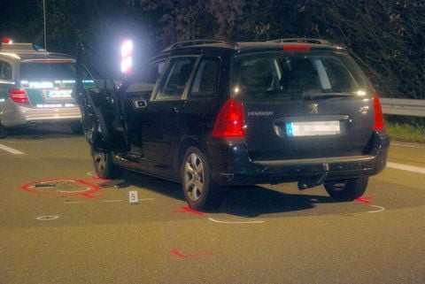 Ein Pkw und ein Polizeiwagen stehen am 21.10.2012 an der Unfallstelle auf der Autobahn 1 auf Höhe Göttelborn im Saarland. (FOTO: DPA)
