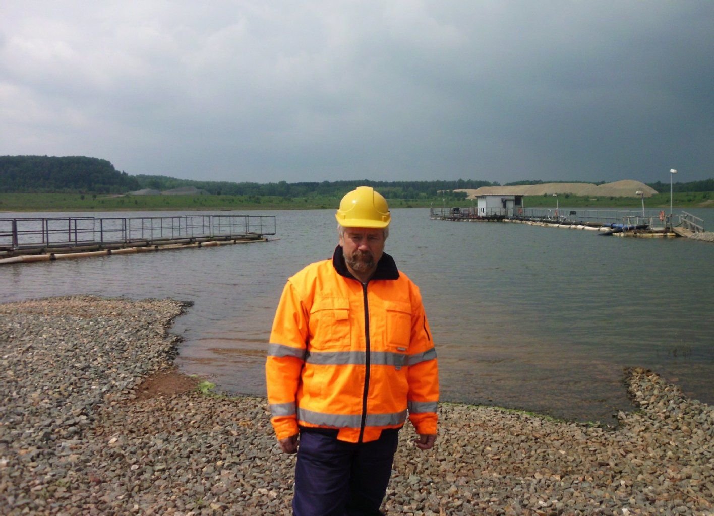 Wismut-Projektleiter Ludwig Heyne steht vor dem Becken A der Industriellen Absetzanlage Culmitzsch (Thüringen), wo einst Rückstände aus der Uranerzaufbereitung in einen ehemaligen Tagebau geleitet wurden.