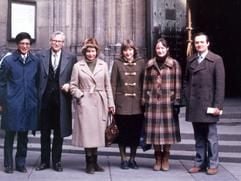 Die damalige Studentin und heutige Bundeskanzlerin Angela Merkel (3vr) posiert vor dem Veitsdom auf der Prager Burg mit Prof. Kazuyuki Tatsumi (von links), Prof. Rudolf Zahradnik, Milena Zahradnikova, Olga Tureckova und Prof. Zdenek Havlas (Foto von 1982). (Foto: dpa)