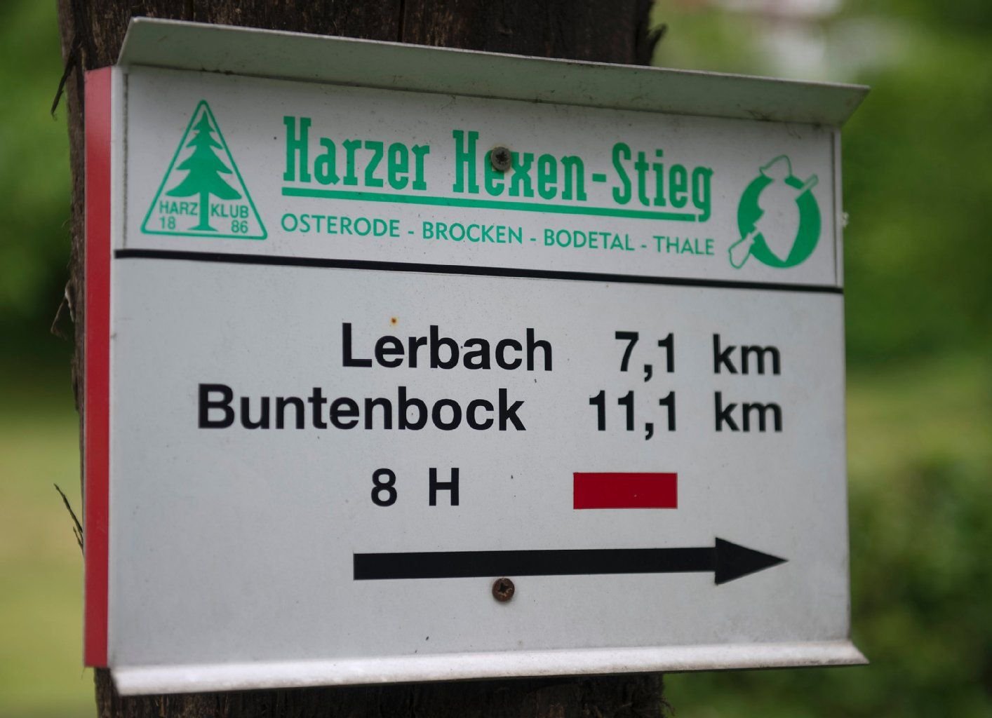 Wegweiser des Harzer Hexenstiegs in Osterode (Niedersachsen)