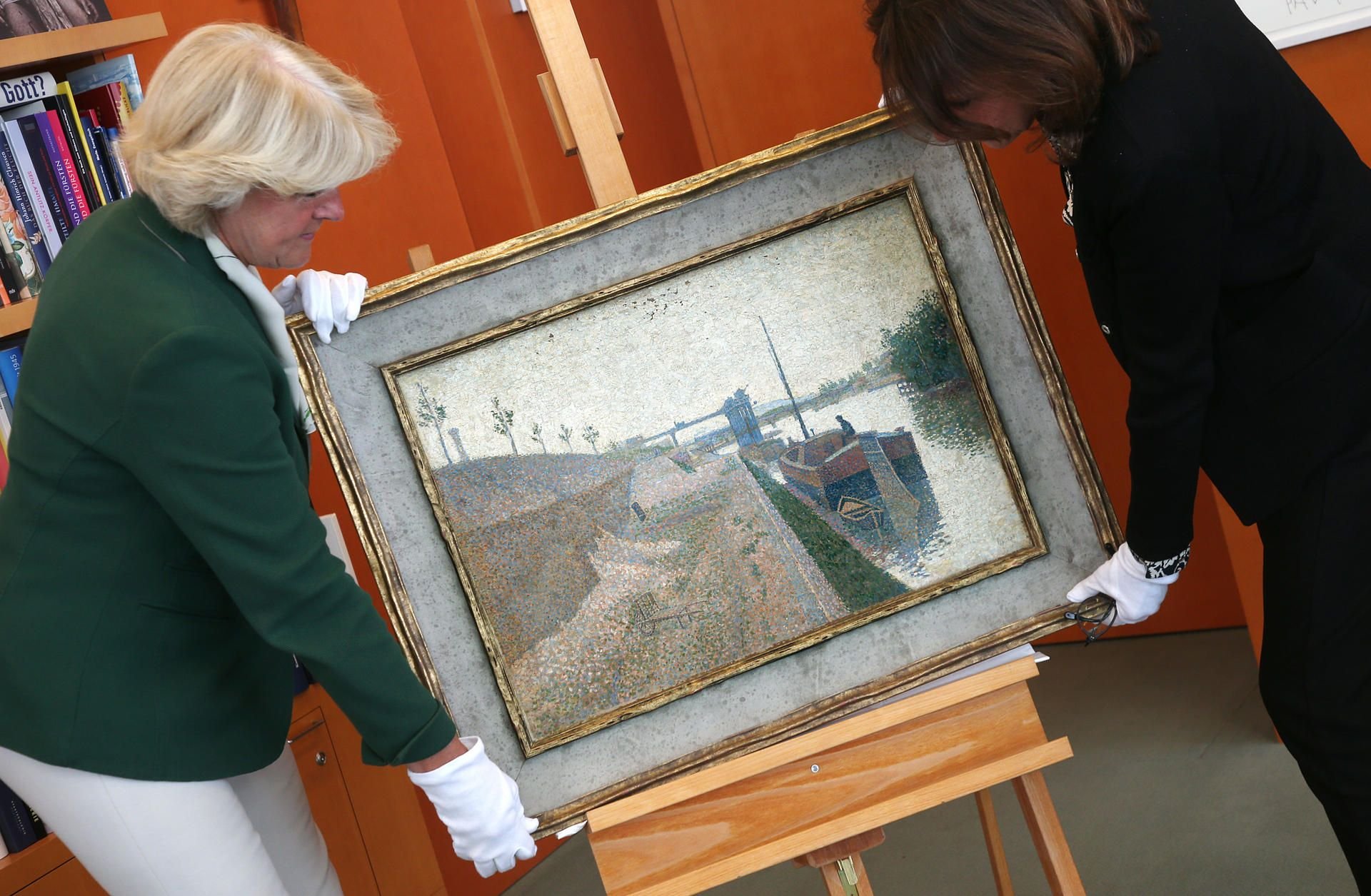 03.07.2019, Berlin: Kulturstaatsministerin Monika Grütters (CDU) übergibt das Gemälde «Quai de Clichy» des französischen Malers Paul Signac (1863-1935) im Rahmen von Rückgaben der NS-Raubkunst aus dem Kunstfund Gurlitt an die Vertreterin der Erbin, Agnes Sevestre-Barbe (r).