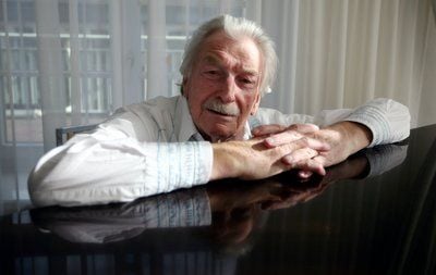 Der Musiker James Last sitzt in einem Hotel in Hamburg an einem Flügel. Am Freitag (17.04.2009) feiert der Bandleader seinen 80. Geburtstag. (FOTO: DPA)