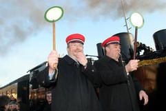 Der Verkehrsminister Sachsen-Anhalts Karl-Heinz Daehre (CDU, r.) und der Geschäftsführer der Harzer Schmalspurbahnen (HSB), Matthias Wagener, geben am Samstag (04.03.2006) in Gernrode das Signal zur Abfahrt des ersten Sonderzuges von Gernrode nach Quedlinburg. (Foto: dpa)