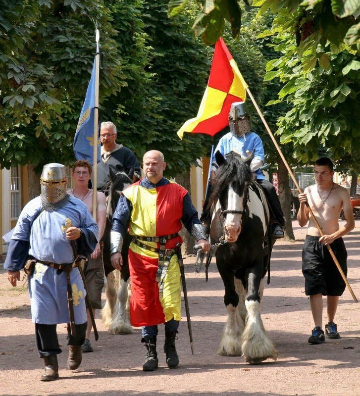 Die Ritter, die das Schlossfest Frankleben mitgestalten, waren dieser Tage im Saalekreis auf Werbetour.