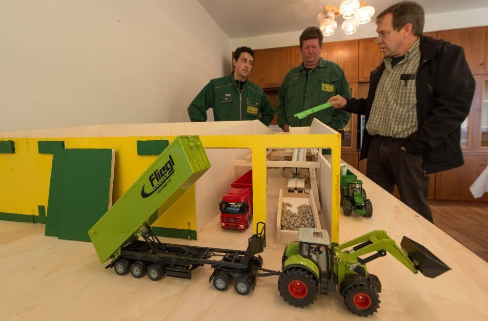 Lutz Trautmann zeigt seinen Kollegen Volker Hübner und Chris Norman Volkmann (v.r.) anhand eines Modells, wie das Lager aussehen wird.